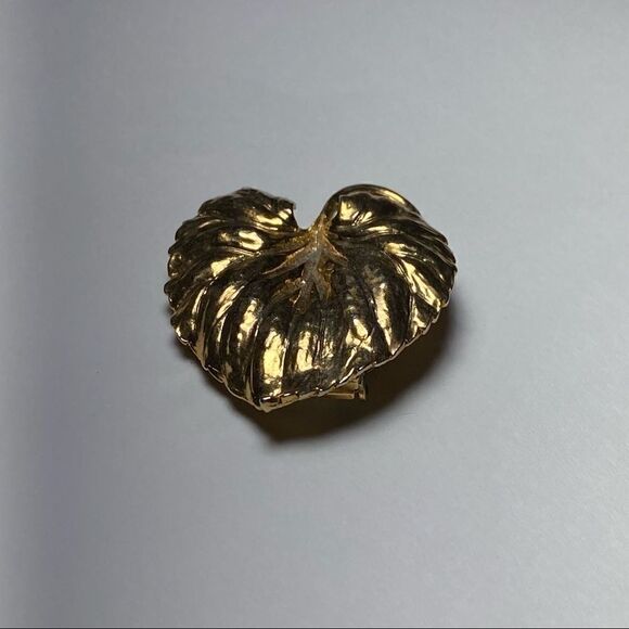 VintageβGoldβToneβRepousseβLeafβBrooch - Picture 2 of 4